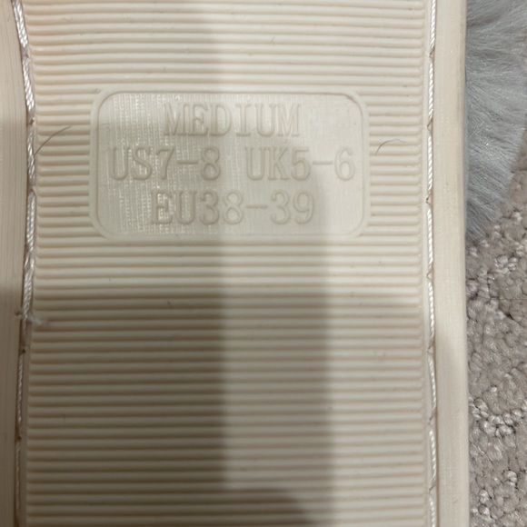 Chunky criss cross fur slippers. Size 7-8 - Picture 3 of 3